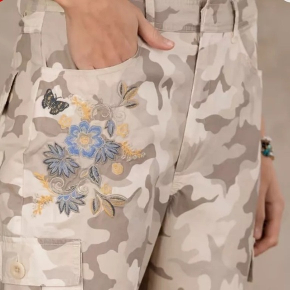 Sundance Vivant Cream Taupe Camo Print Floral Embroidered Jogger Pant Size P/4 - Picture 11 of 16